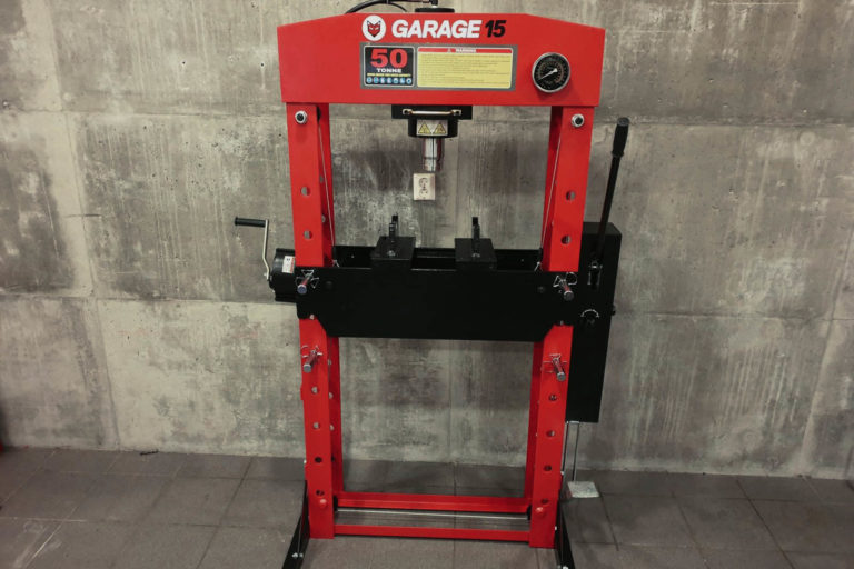 50 tonns presse med fotpedal